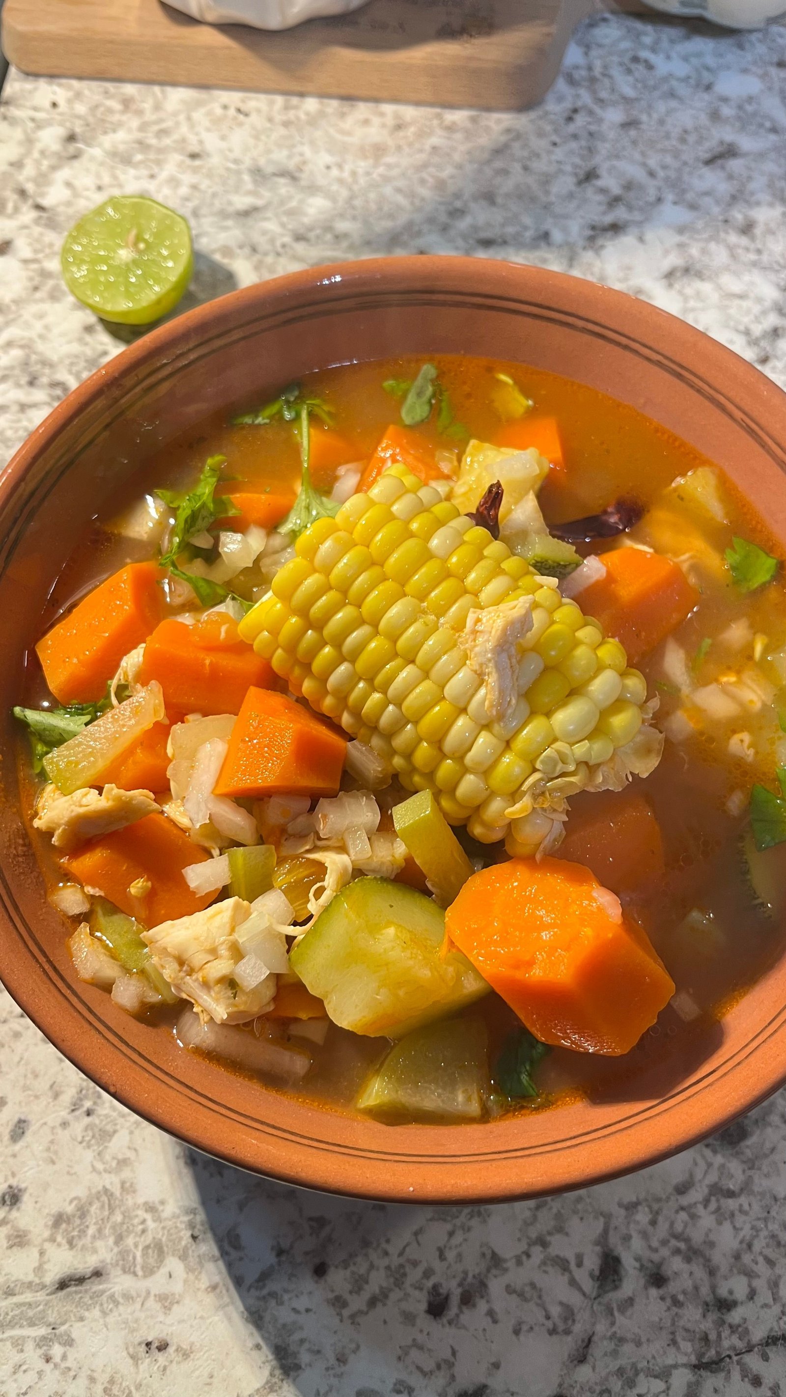 Sopa casera humeante con verduras